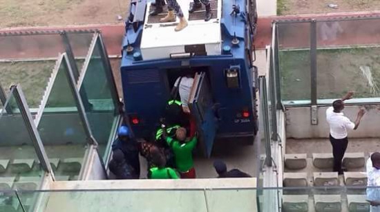 Футболистов эвакуировали с матча на бронетранспортере  (ФОТО)