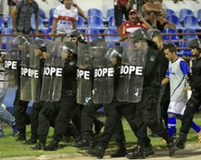 В Бразилии футболиста арестовали прямо на поле