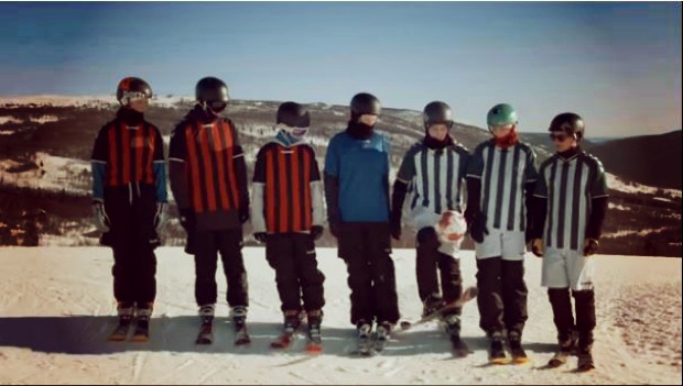 Лыжный футбол: Экстремалы устроили забаву на заснеженном спуске (ВИДЕО)