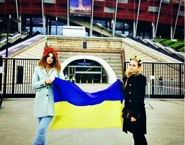 Українські красуні з символікою “Дніпра” заполонили Варшаву (ФОТО)