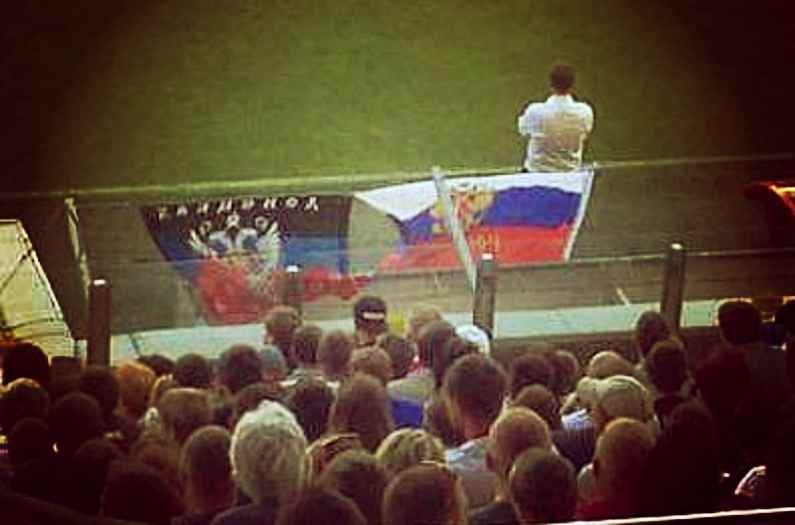 Росіяни на матчі з Білоруссю вивісили прапори “ДНР” і “Новоросії” (ФОТО)
