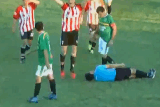 Футболіст ледь не вбив арбітра за жовту картку: жорстоке відео