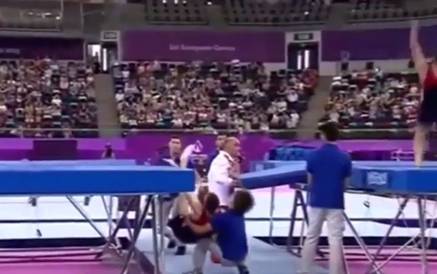 Волонтер Європейських ігор врятував гімнаста, який промахнувся повз батута (ВІДЕО)