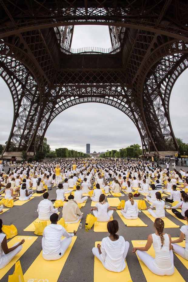 День йоги: весь світ поринув у медитацію (ФОТО,ВІДЕО)