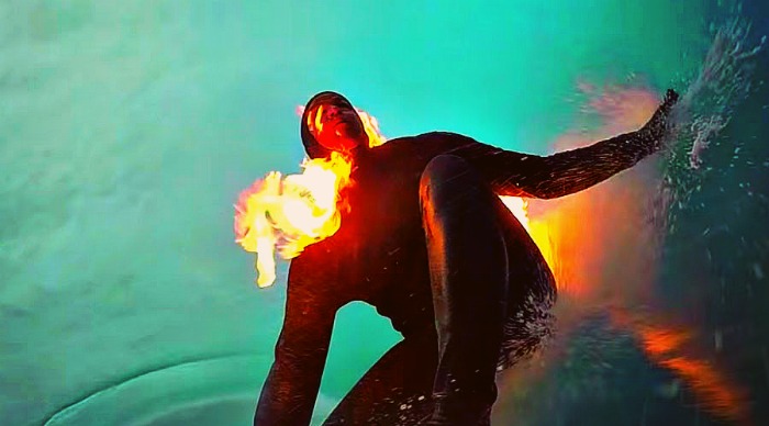 Повне безумство: Серфер підпалив себе перед тим, як зловити хвилю (відео)