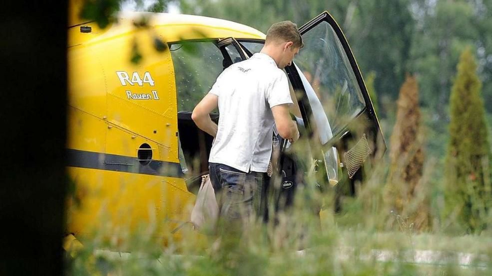 “Красиво жити не заборониш”: польський футболіст злітав за хлібом на вертольоті (ФОТО)