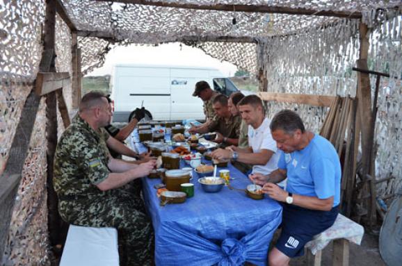 Як Маркевич і Ко обідали з воїнами АТО на передовій (фото)