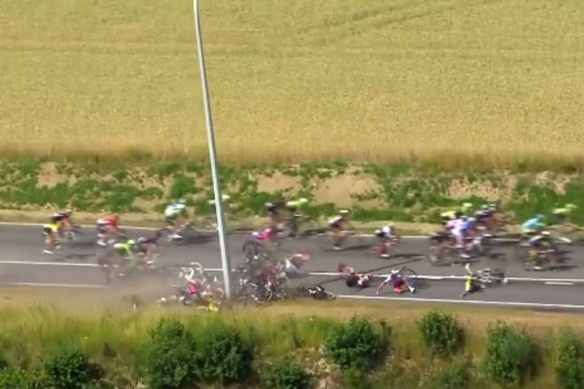 На Тур де Франс відбувся масовий завал: страшне ВІДЕО
