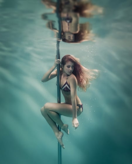 Спокусливі танці на пілоні під водою: дивовижні фото