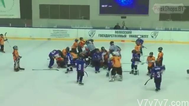 Справжні чоловіки. Юні хокеїсти з української та білоруської команд влаштували на турнірі масову бійку (ВІДЕО)