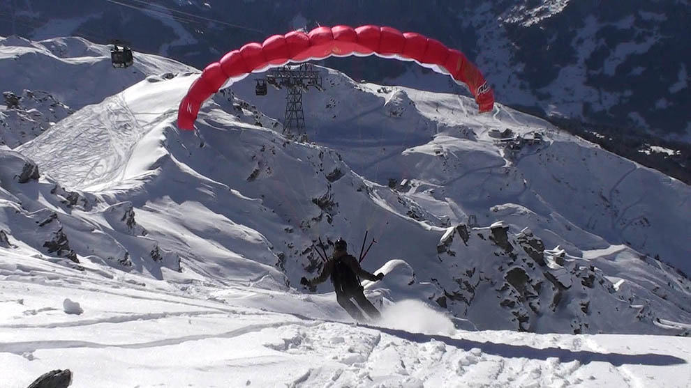 Коли не зміг вибрати між лижами та парашутом (Відео)