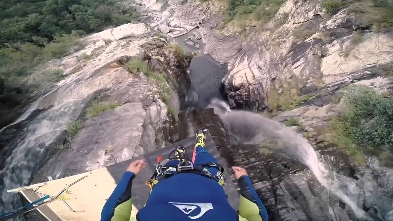 Прыжок в воду с высоты 59 метров (Видео)