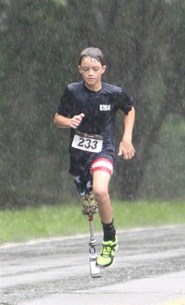 “Мене це не спинило”: хлопчик, що здолав рак і втратив ногу, бере участь у тріатлонах (Фото, відео)
