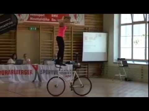 Трюки на велосипеді у виконанні дівчини. Неймовірно! (ВІДЕО)