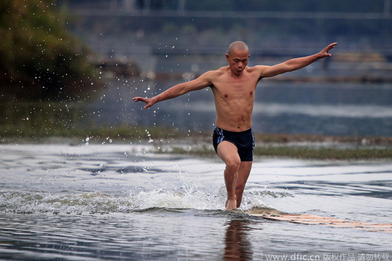 Монах Шаолиня установил новый рекорд в “беге по воде” (Фото, видео)