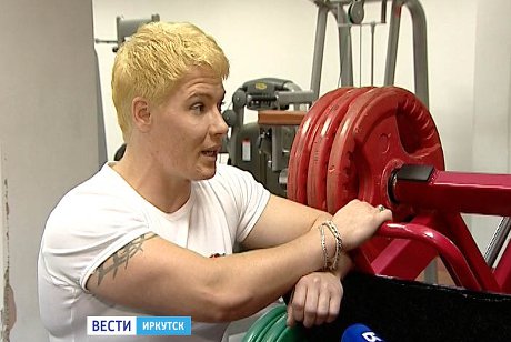 Російська спортсменка посунула трамвай вагою понад 17 тонн