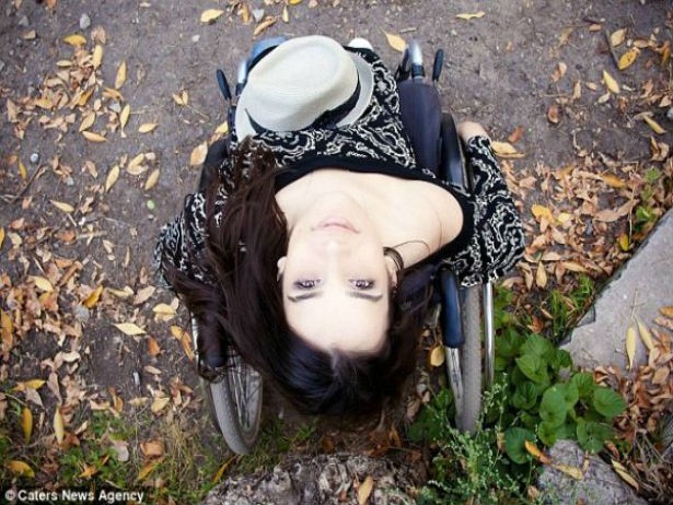 Британський таблоїд присвятив статтю українській моделі на інвалідному візку