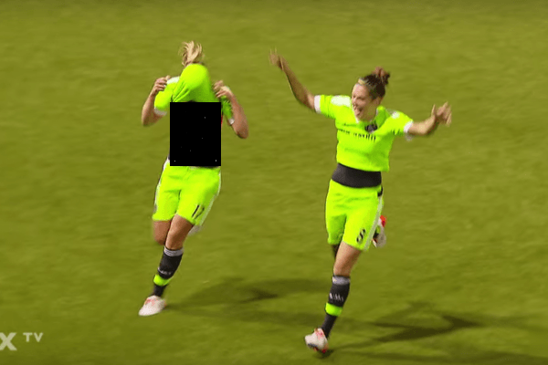 Еротичний облом: футболістка несподівано зняла футболку, відзначаючи забитий гол (ФОТО+ВІДЕО)