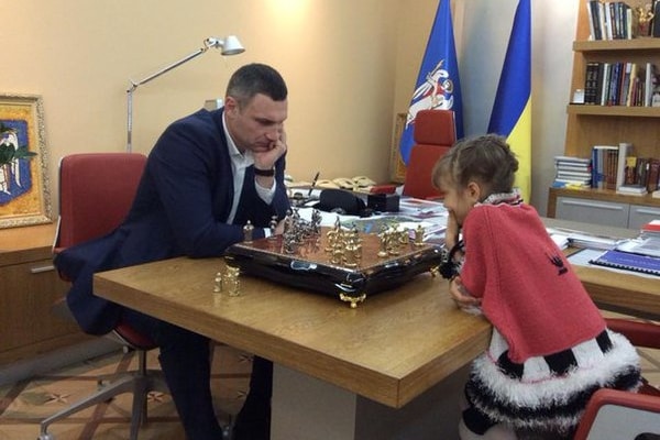 Віталій Кличко програв 8-річній дівчинці (ФОТО, ВІДЕО)