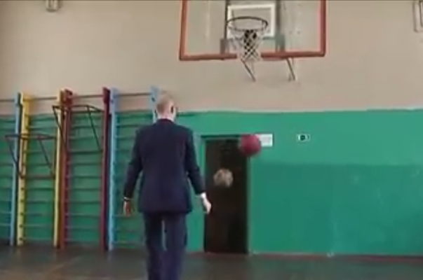Яценюк похизувався вмінням грати у баскетбол (ВІДЕО)