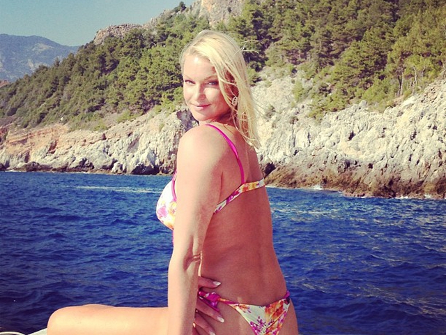 Турецькі канікули: Волочкова виклала в Instagram фото зі своїм “морським” шпагатом (ФОТО, ВІДЕО)