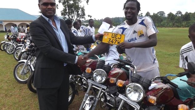 В Уганді футболісти стануть таксистами на мопедах
