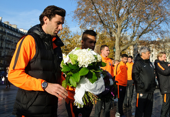 Як “Шахтар” у Парижі квітами вшанував жертв кривавих терактів
