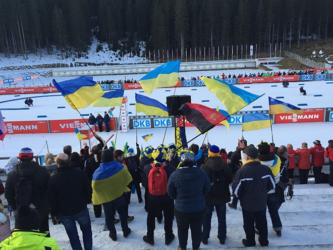 Росіяни закотили істерику через українські прапори на Кубку світу з біатлону (ВІДЕО)