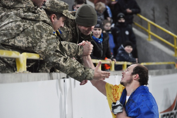 Футболіст-патріот Зозуля показав, що купив для воїнів АТО за продану медаль (+ФОТО)