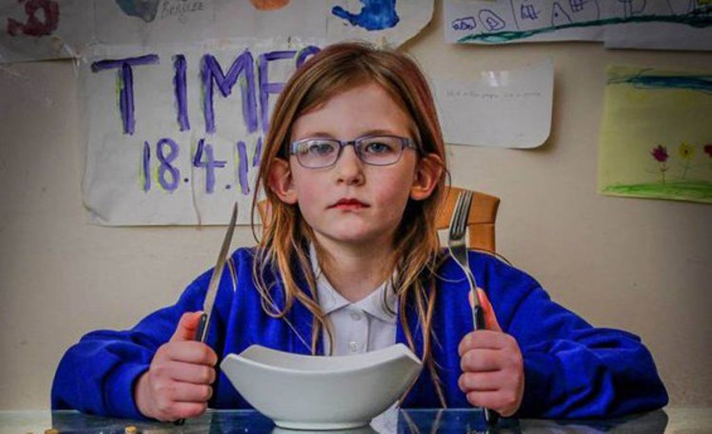 7-річна британка, яка не відчуває голод, втому і біль, шокує своєю поведінкою