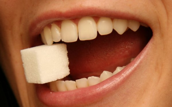 Чому жовтіють зуби і як з цим боротись