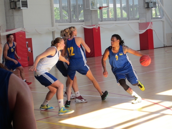 Американська баскетболістка допомагає тренуватися нашим дівчатам