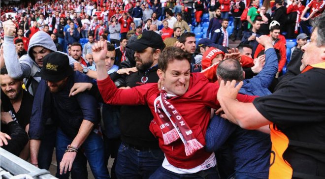 Фанаты “Ливерпуля” и “Севильи” устроили жестокую драку на “Санкт-Якоб Парк”