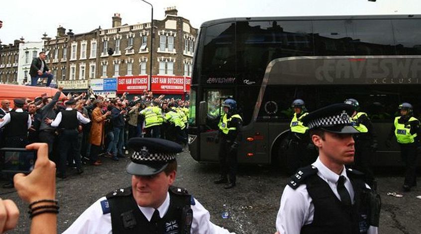 Фанати “Вест Хема” атакували автобус “Манчестер Юнайтед” (Відео)