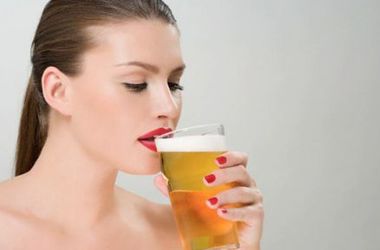 Ученые назвали самый губительный напиток для женщин
