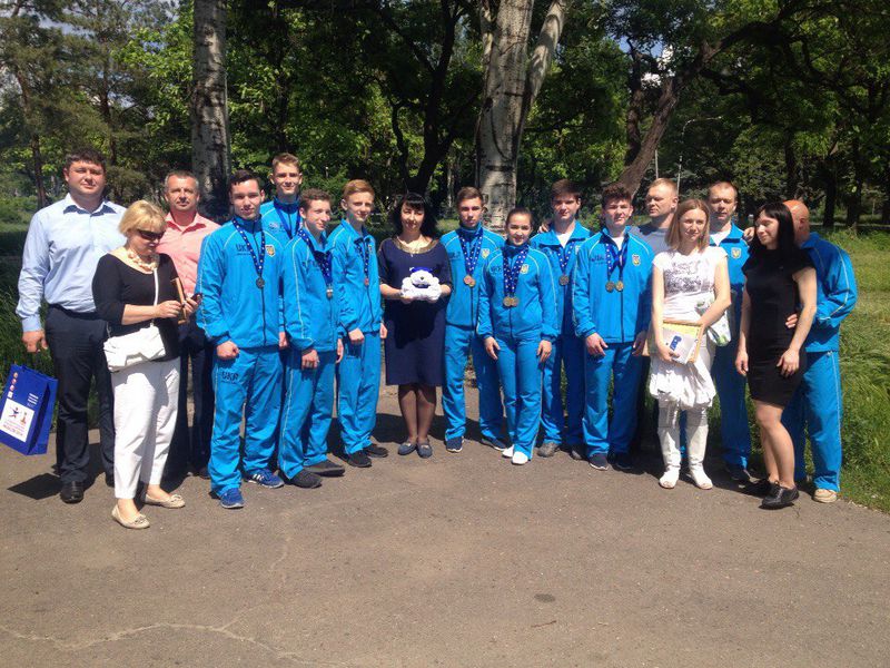 Четырнадцать медалей едут в Украину