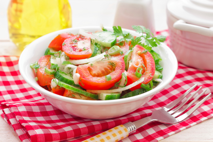 Чем вреден салат из огурцов и помидоров?