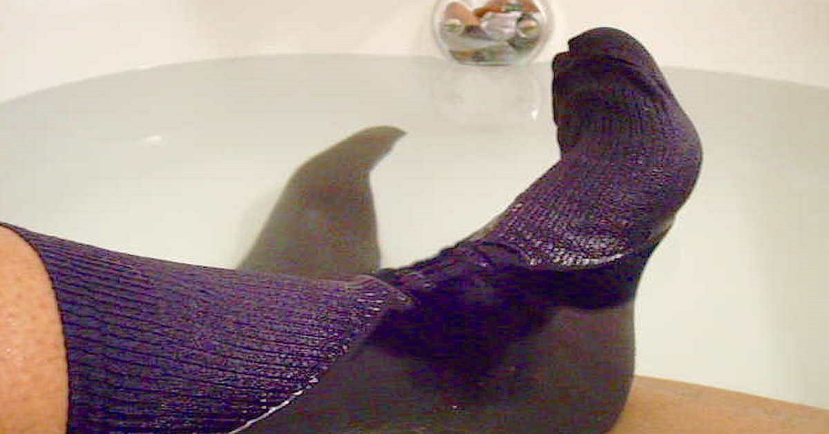 Лікар порадив надіти мокрі шкарпетки перед сном. Дізнавшись причину, ти неодмінно захочеш повторити!