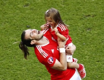 Бейл відсвяткував перемогу над Північною Ірландією зі свою 3-річною донькою: зворушливі фото