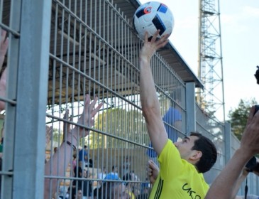 Збірна України закидала уболівальників м’ячами після тренування