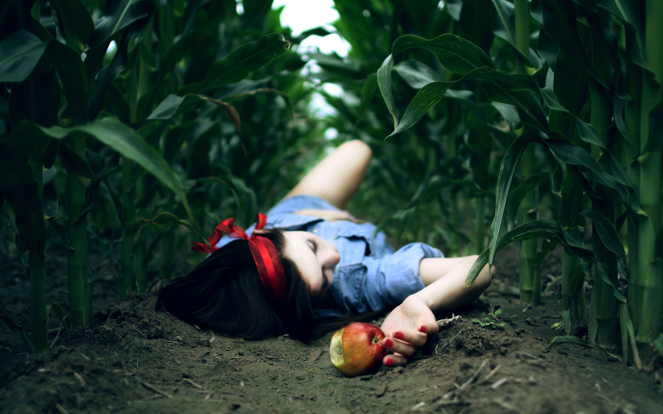 Девушка с яблоком бесплатно