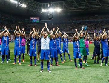 Як футболісти збірної Ісландії дякували фанатам хакою