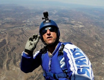 Американець стрибне з літака без парашута