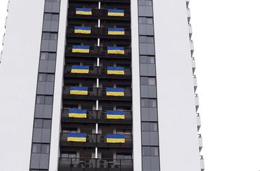 Українські прапори замайоріли в олімпійському селищі у Ріо