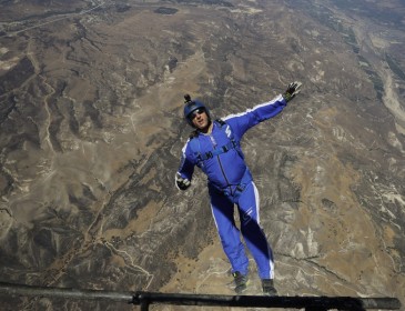 Американець стрибнув без парашута з висоти 7,6 кілометрів (ВІДЕО)