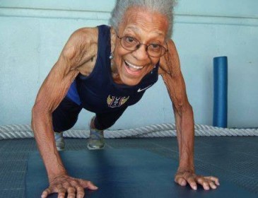 Столітня бабуся побила світовий рекорд з легкої атлетики (відео)