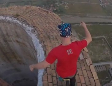 Екстремал влаштовує неймовірні трюки на 240-метровій висоті (відео)