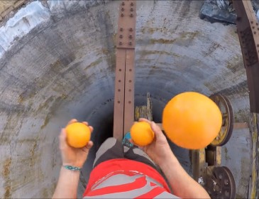 Відомий екстремал на 256 – метровій висоті вирішив пожонглювати апельсинами (відео)