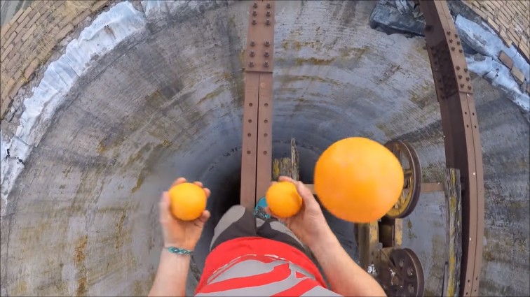 Відомий екстремал на 256 – метровій висоті вирішив пожонглювати апельсинами (відео)