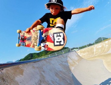 8-річна японська скейтбордістка виступає на професійних змаганнях